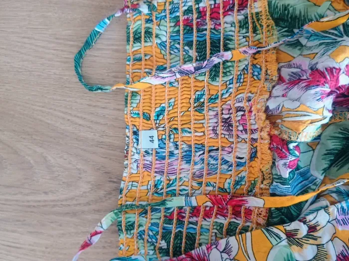Superbe robe d'été avec un imprimé floral et tropical . Taille 44. - photo numéro 3