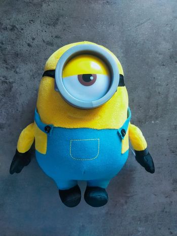 Peluche officiel  minion, de moi moche et méchant  avec son monocle