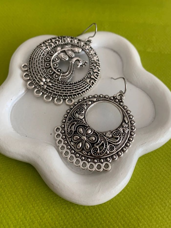 Grandes boucles d’oreilles pendantes bohémiennes dépareillées argentées - photo numéro 4