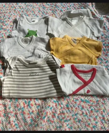 5 bodies et 1 débardeur 1 mois