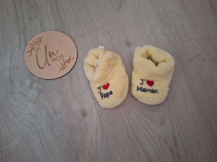 Petits chaussons naissance jaunes - photo numéro 2