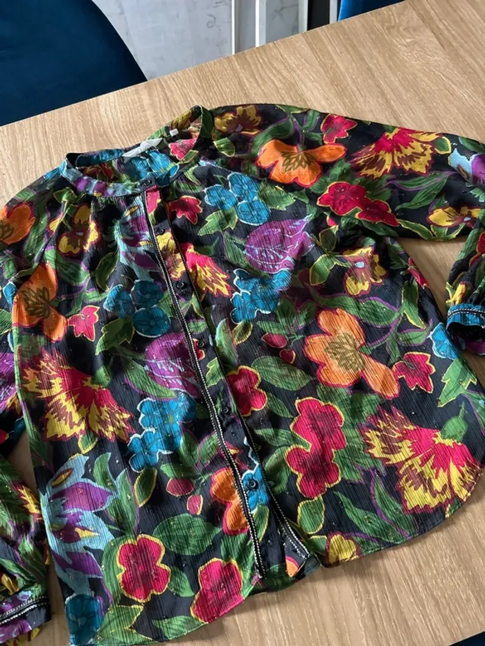 Chemise colorée bords dorés