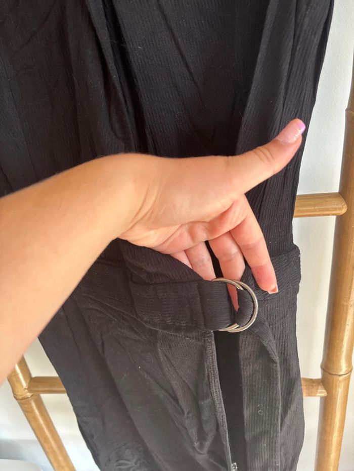 Robe noire avec bas en dentelle - photo numéro 3