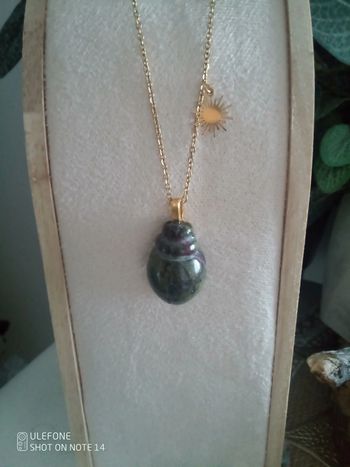 Collier pendentif scarabée en pierre de jaspe