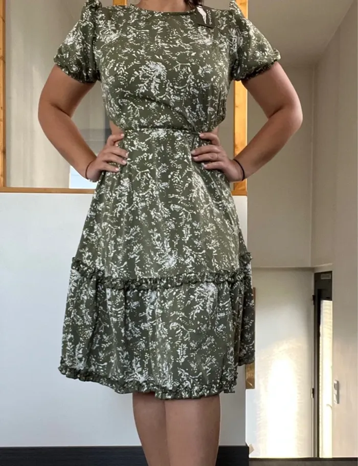 Robe vert blanche et dorée dos nu