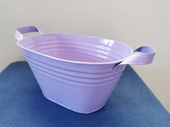 Pot style jardinière en métal peint en mauve