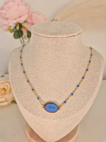 Collier style gigi dorée en acier inoxydable
🌸 perles résines bleu  avec médaille croix