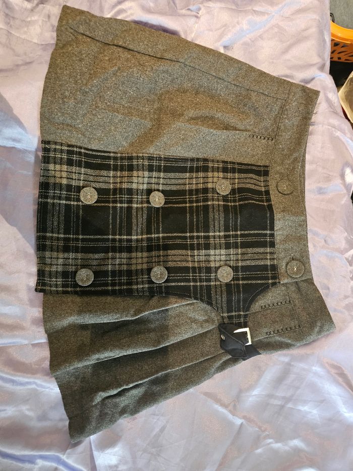 Lot de plus de 150 vêtements neufs ou mit 1 ou 2 fois, T40 42 robes , salopettes,t shirts,vestes, botte ,sac guess et desigual,manteau,chaussures,... - photo numéro 3