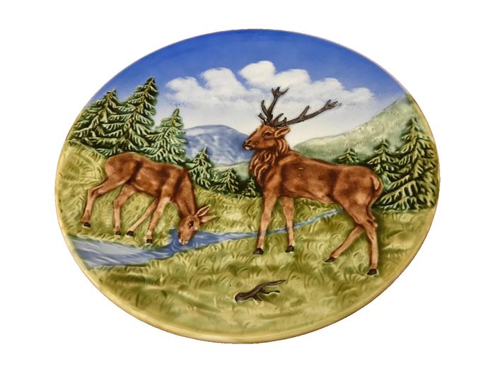 Années 1960  Assiette décorative Céramique polychrome Décor en relief