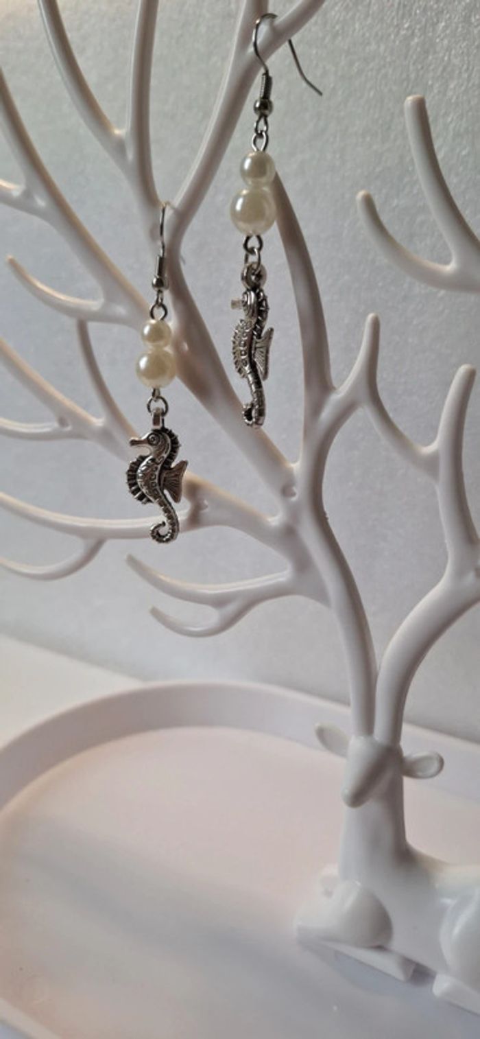 Boucles d’oreilles hippocampes perles blanches - photo numéro 2
