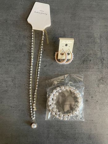 Ensemble collier + boucles d’oreilles + bracelet
