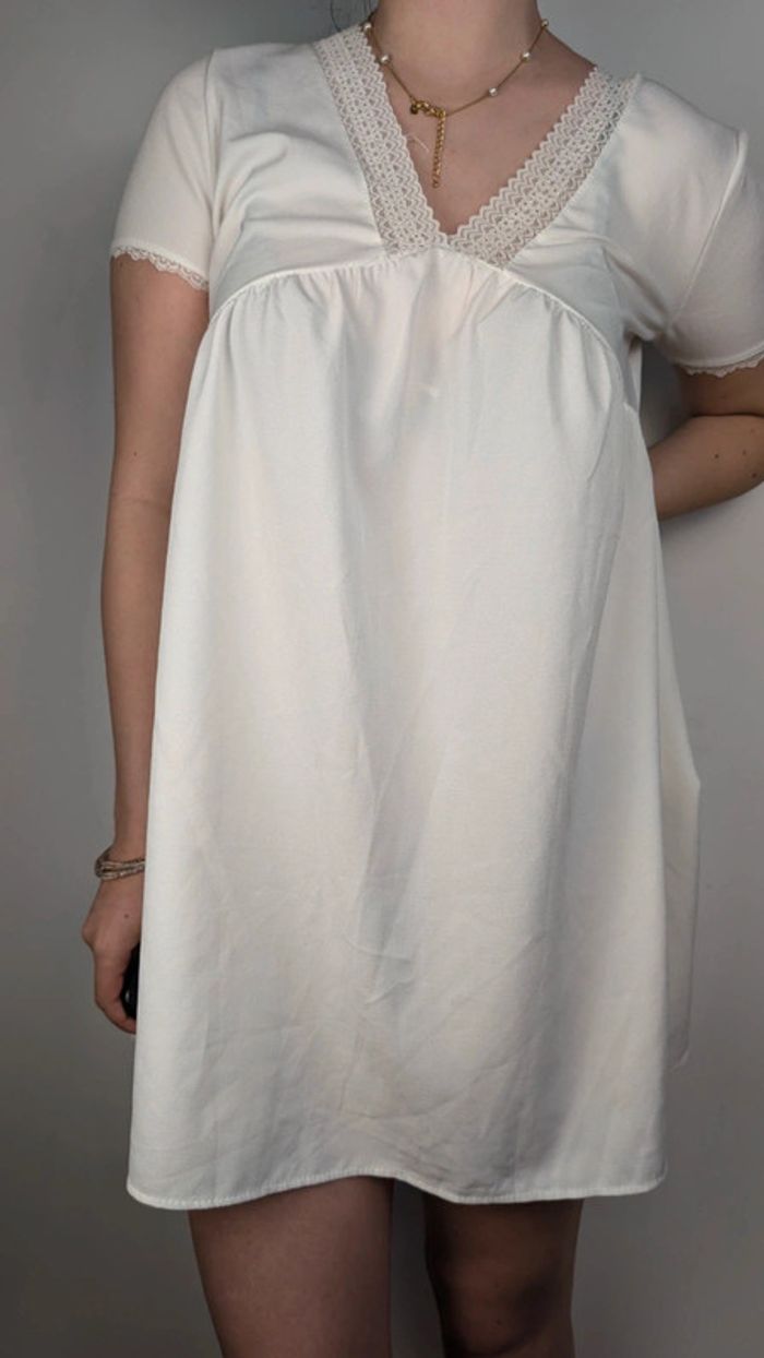 Robe blanche décolletée - photo numéro 4