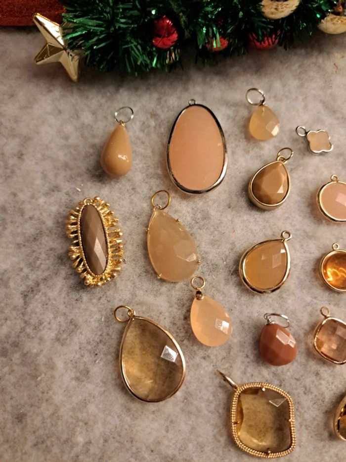 Lot de pendentifs orangé marron clair et beige - photo numéro 5