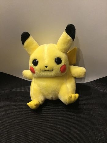 Pokémon Peluche Pikachu 18cm environ vintage Hasbro Nintendo officielle