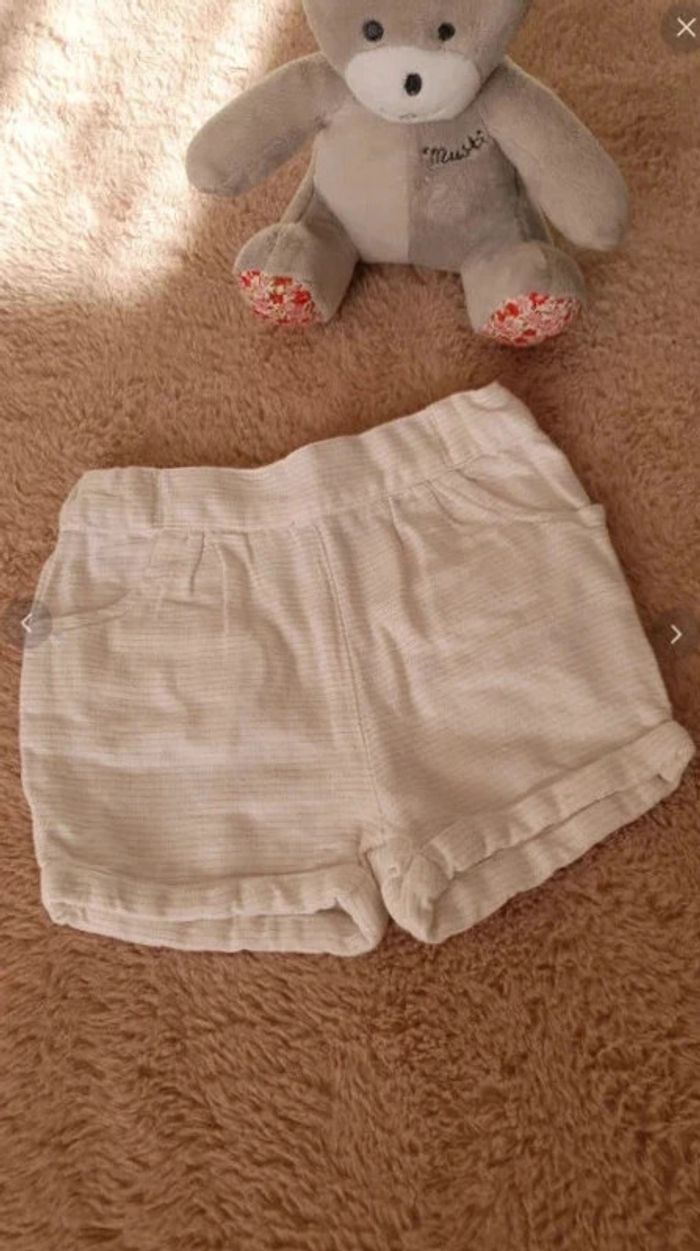 Short écru avec liserets dorés.