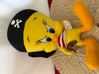 Peluche canari Titi FAMOSA Looney Tunes déguisé en pirate oiseau jaune 