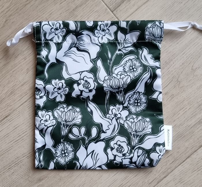Pochette avec motifs floraux