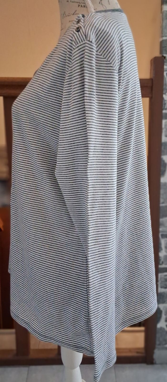 Pull fin rayé gris et blanc avec l'épaule boutonnée - photo numéro 4