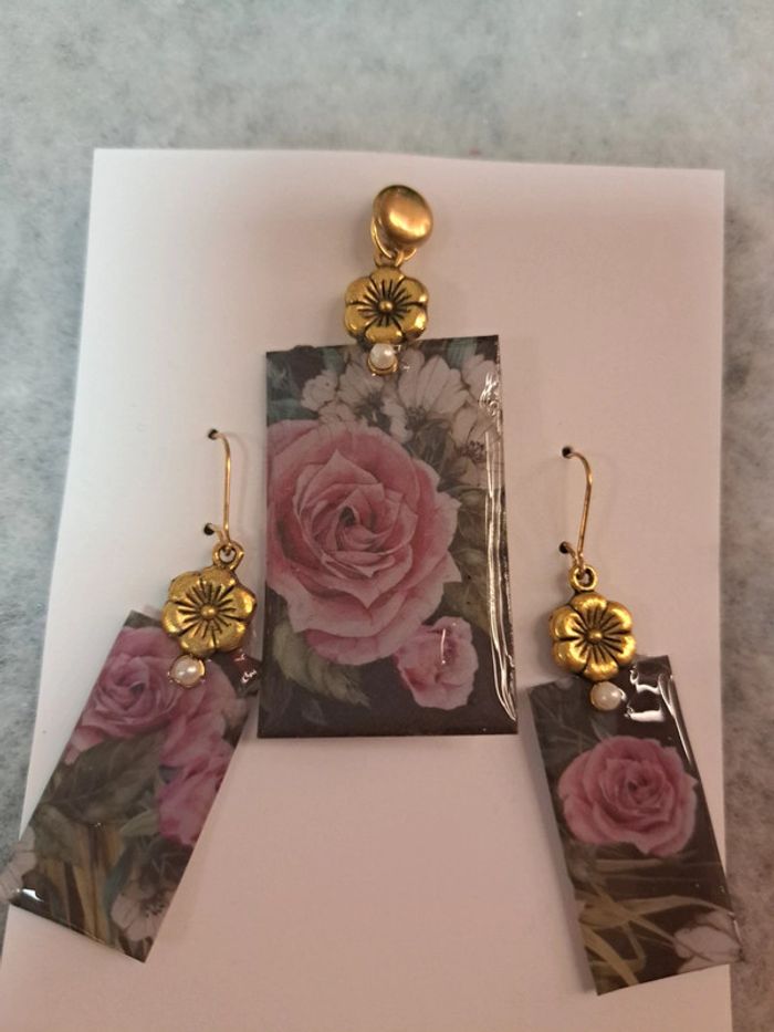 Boucles d'oreilles pendante avec pendentif en résine florale - photo numéro 7