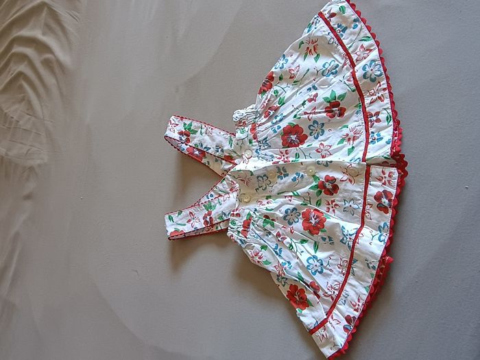 Robe fleurie à bretelles 3 mois Taille 3 mois / 62 cm · Neuf sans étiquette - photo numéro 2