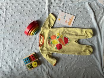 pyjama grenouillère en velours jaune impression fruits mixte 3 mois