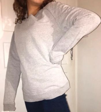 Sweat couleur gris marque petit bateau taille 18 ans