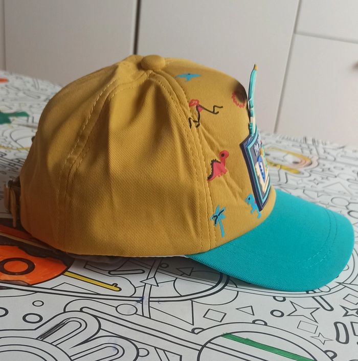 Petite casquette enfant neuve thème Dinosaures jaune et bleue - photo numéro 2