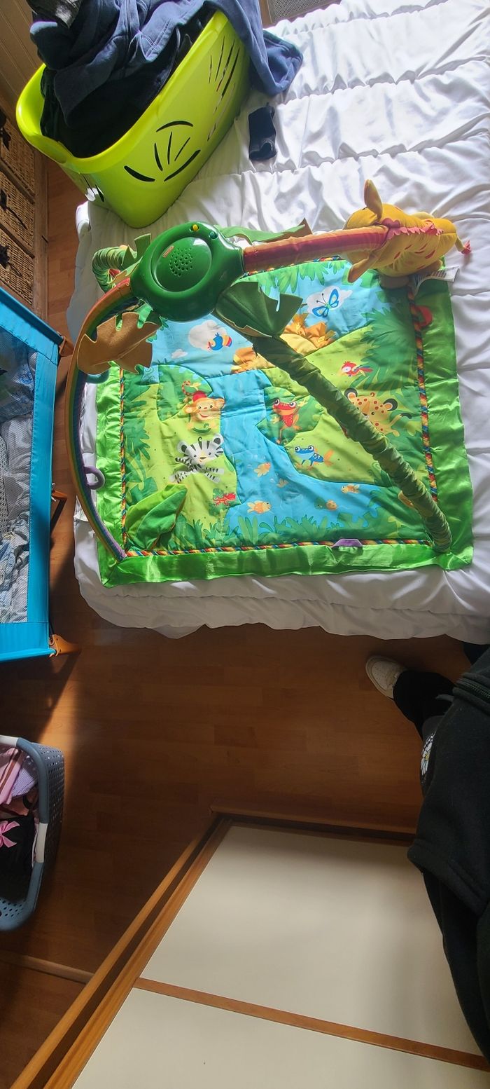Vetement et tapis d éveil bébé - photo numéro 2