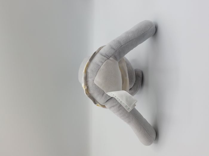 Peluche doudou chat gris OBAIBI yeux dormeurs tee-shirt motif coquillage ? Jaune - photo numéro 4