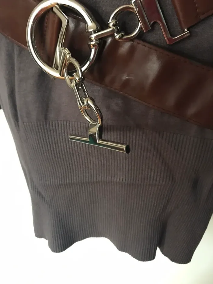 Robe pull courte moulante col v - photo numéro 3