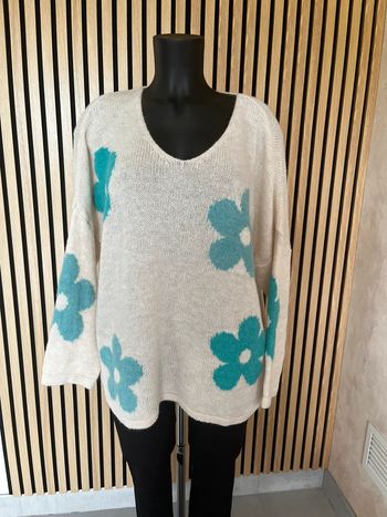 Pull laine et fleurs bleues