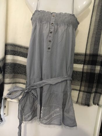 Robe tunique grise rayé blanc et dentelle la mode est à vous