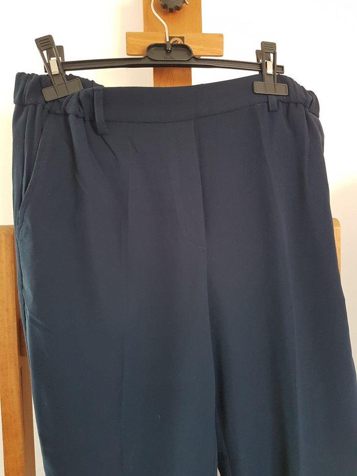 Pantalon femme bleu marine Taille élastique. Kiabi. T42, tour taille 82cm, haut 96cm. - photo numéro 2