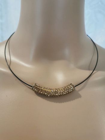 Collier. Doré. Noir