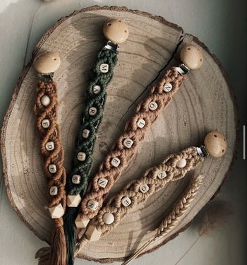 Attache tétine en macramé