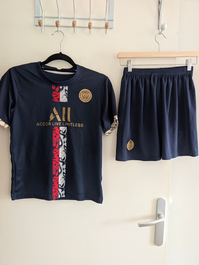 Ensemble maillot de foot et short Paris Saint-Germain taille 10-12 ans Mbappé 7