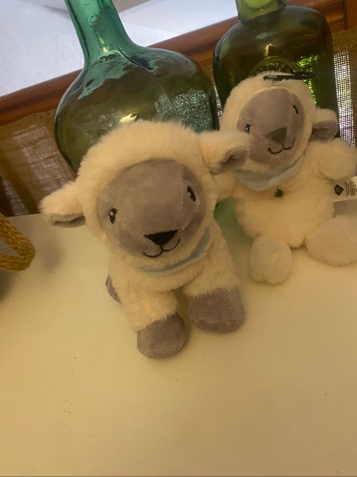 Lot doudou hochet mouton et peluche assortis