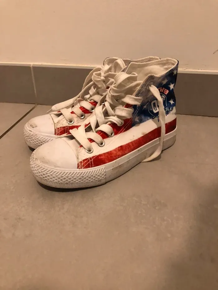 Paire de chaussures montantes