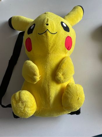Peluche pikachu