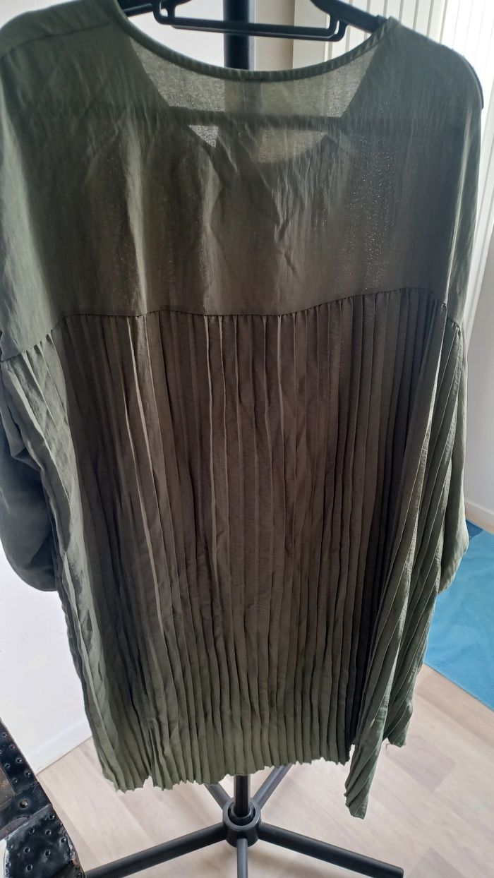 Haut à manches retroussé