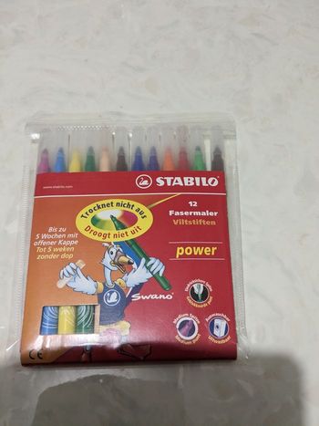 Boîtes de 12 feutres Stabilo couleurs éclatantes.