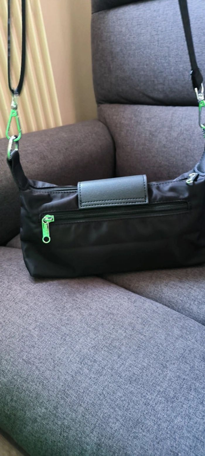 Sac à bandoulière très tendance de très bonne qualité avec compartiment - photo numéro 4