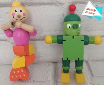 2 figurines jouets en bois