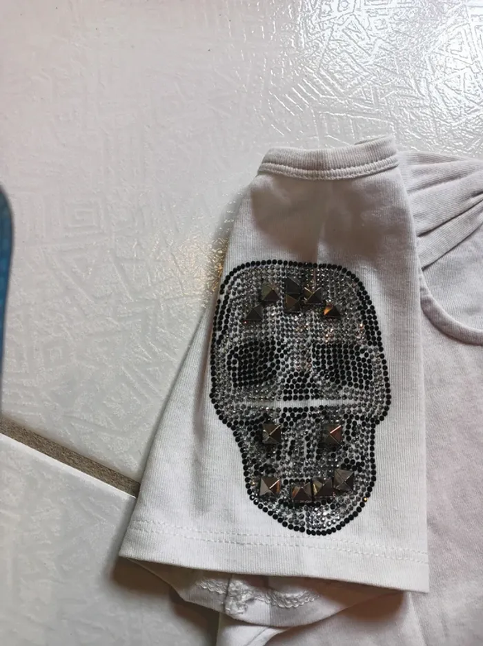 T-shirt femme blanc avec tête de mort sur les épaules - photo numéro 12