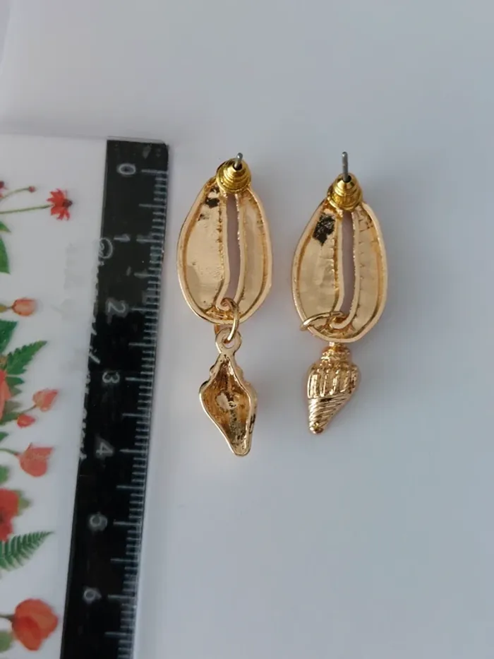 Boucles d'oreilles pendantes  - coquillage doré  - acier inoxydable 🌊 - photo numéro 3