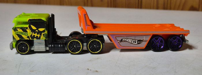 Hot Wheels camion transporteur miniature SFM63 caged cargo