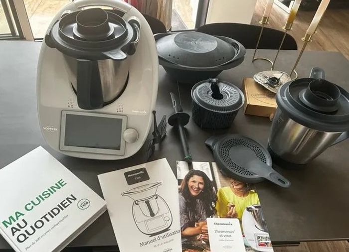 Thermomix TM6 blanc + accessoires le tout en parfait état aucun défaut quelconque