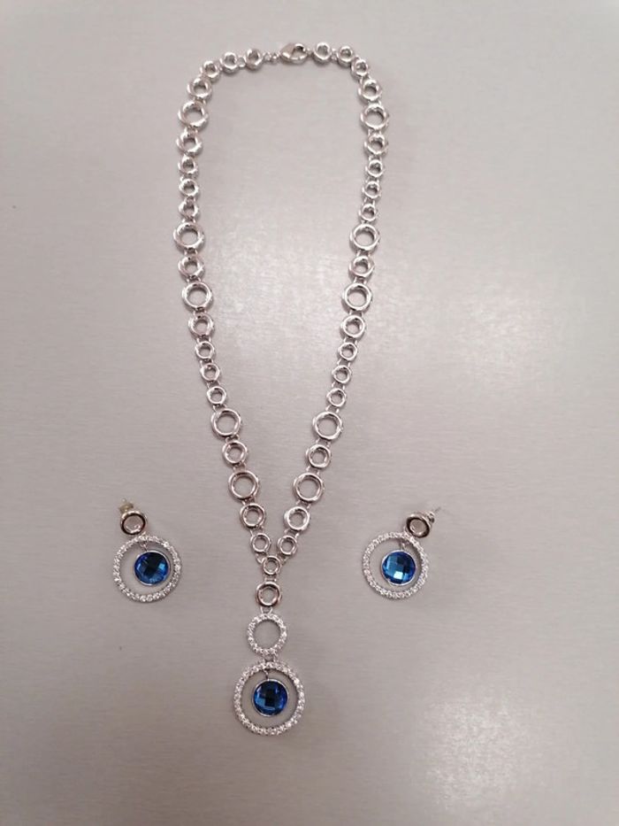 Parrure neuve, collier et ses boucles