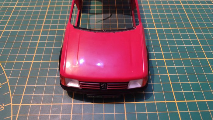 Carcasse carrosserie pièce détachée miniature Peugeot 205 GTI 1/18 Solido #B41 - photo numéro 2
