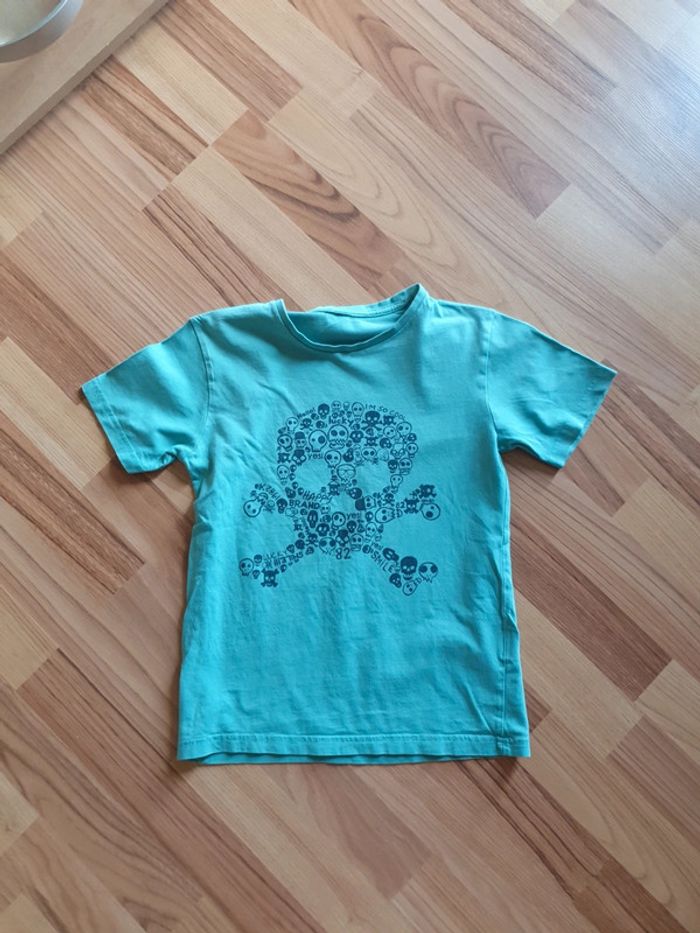 tee shirt turquoise tête de mort 8 ans